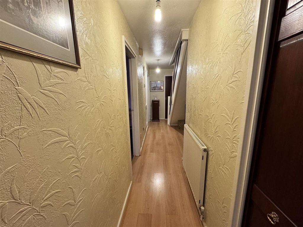 Property photo 3 of 14 Entrance Hall