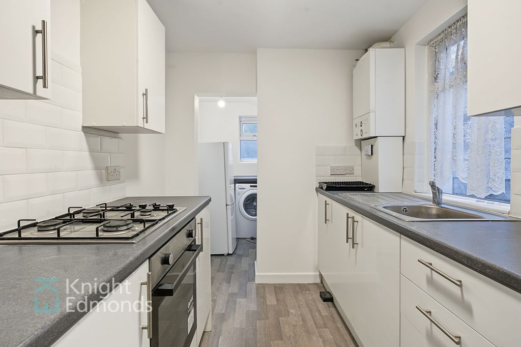Property photo 3 of 11 Kitchen