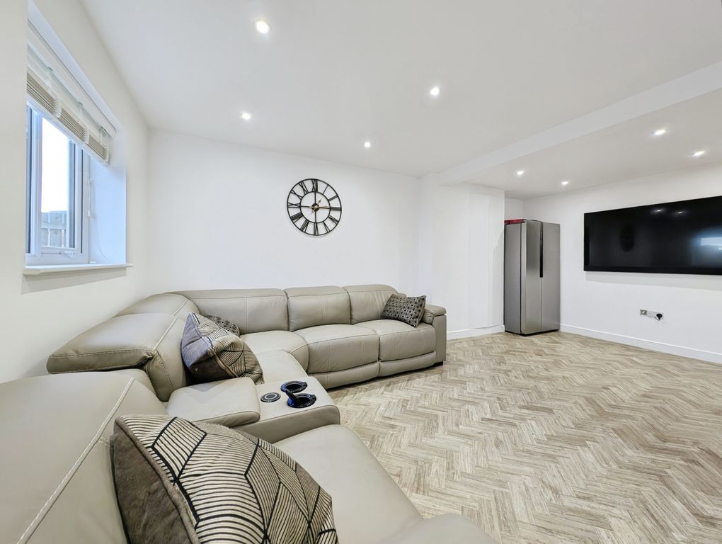 Property photo 2 of 19 0020