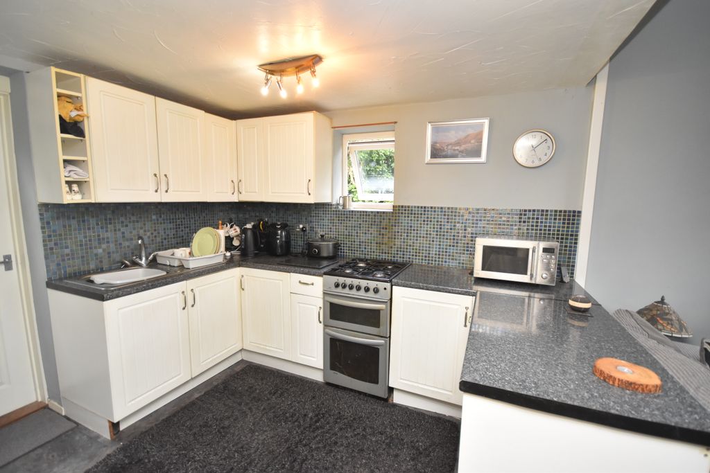 Property photo 3 of 10 Kitchen