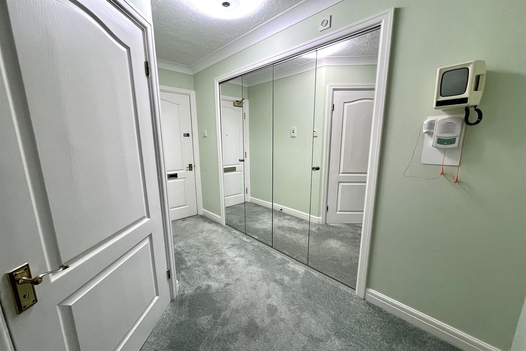 Property photo 2 of 12 Entrance Hall