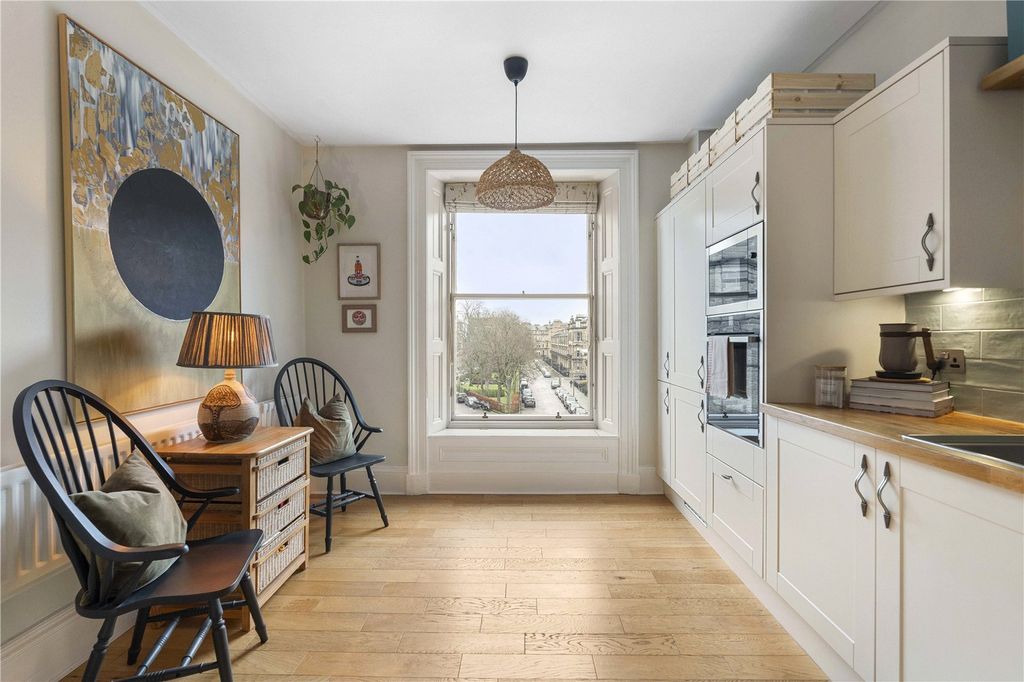 Property photo 2 of 34 Palmerston Place