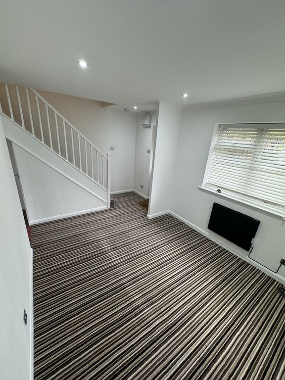 Property photo 3 of 8 Living Roon