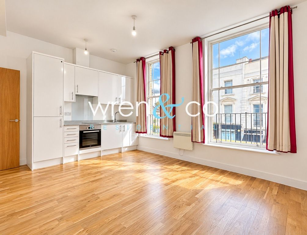 Property photo 1 of 8 Large Studio Flat For Rent