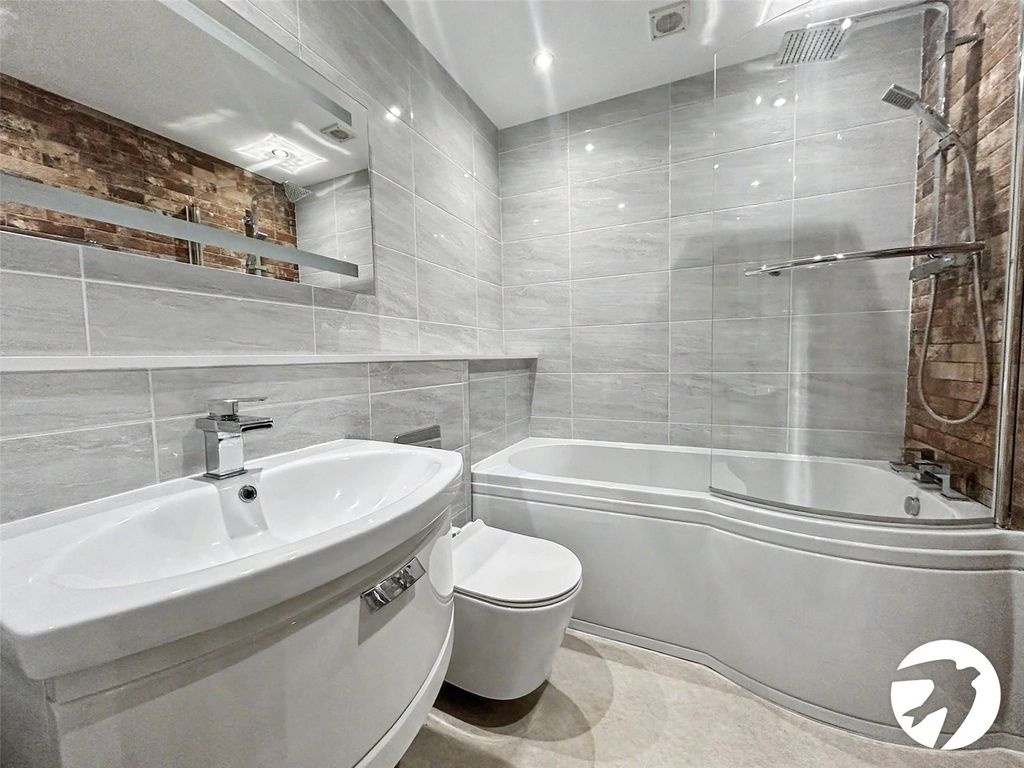 Property photo 3 of 10 Bathroom