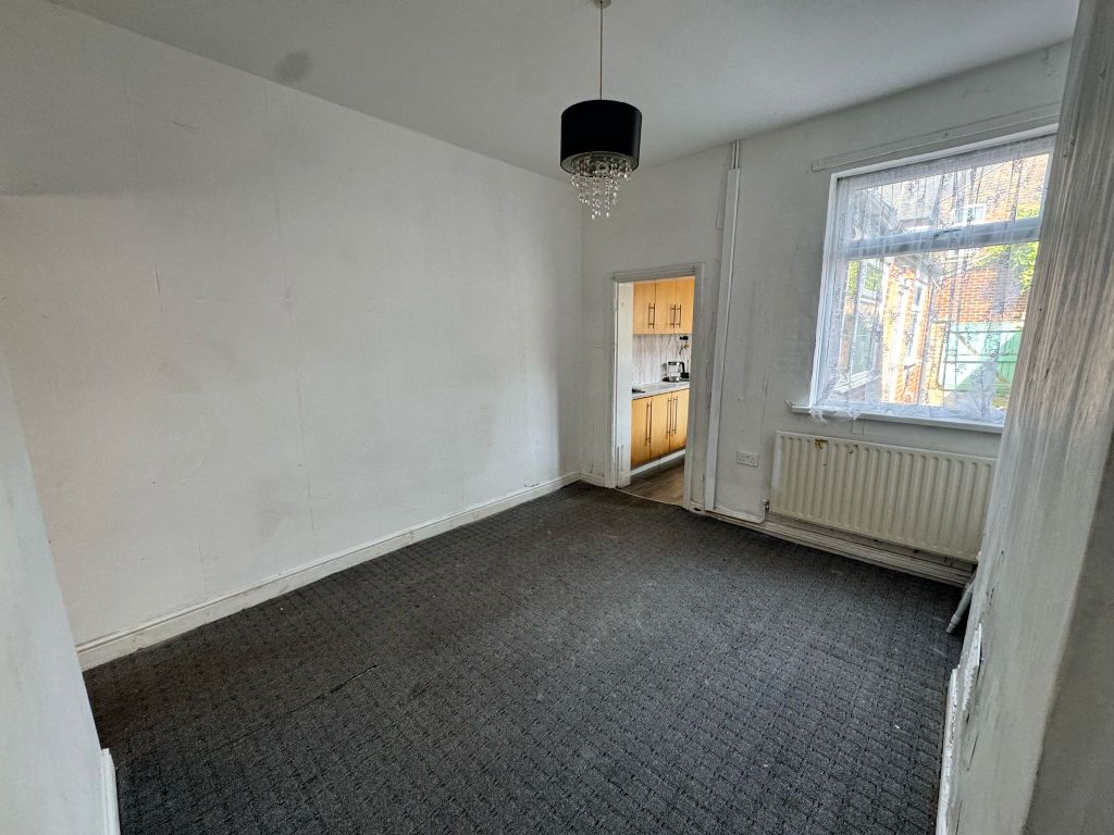 Property photo 3 of 8 Livingroom