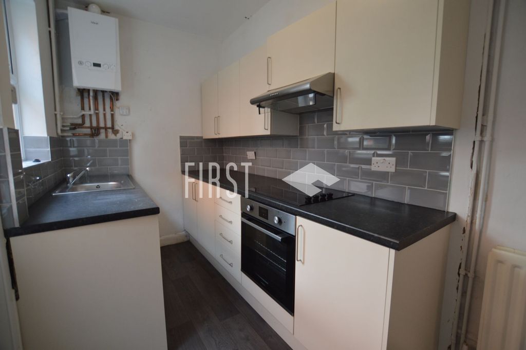 Property photo 3 of 8 Kitchen