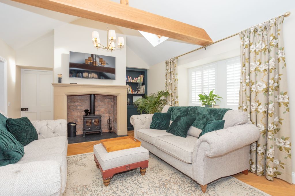 Property photo 2 of 43 Living Room