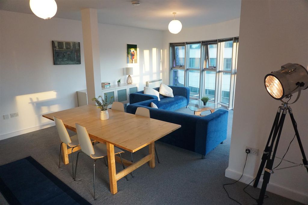 Property photo 3 of 13 Image00103