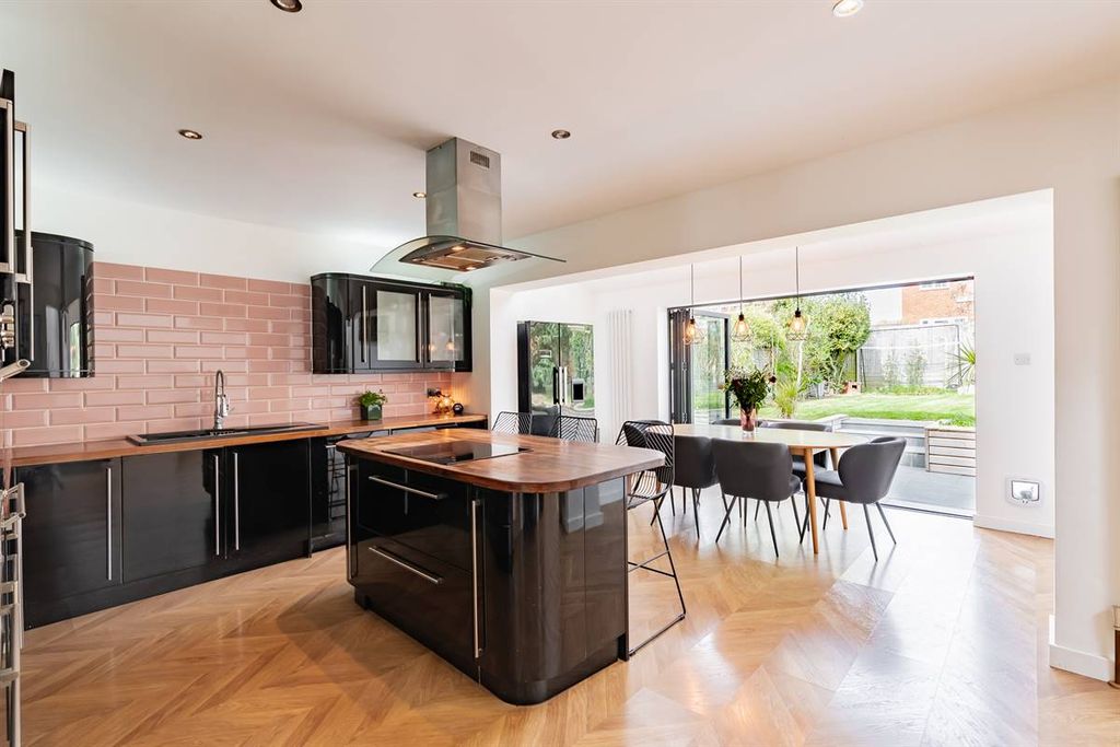 Property photo 2 of 34