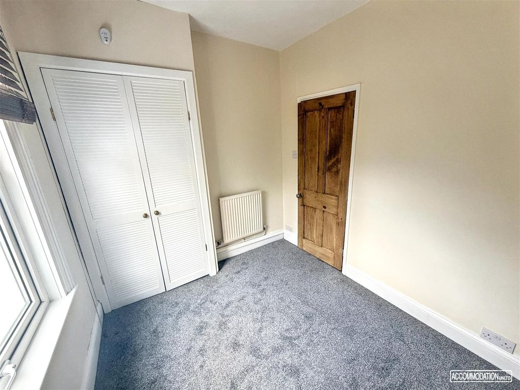 Property photo 2 of 16 Bright Bedroom With Plush Carpet And Wardrobe...