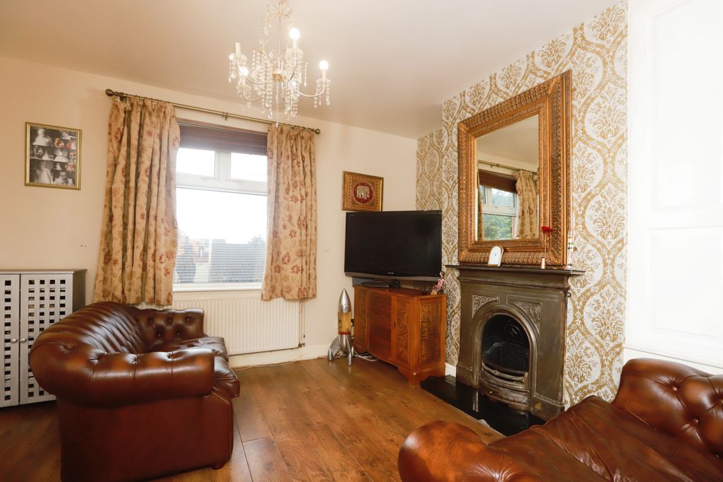 Property photo 2 of 32