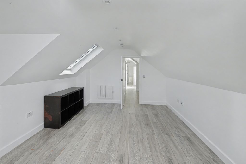 Property photo 3 of 16 3A Avon Court, Braund Avenue, Greenford, London, Ub6 9Jh