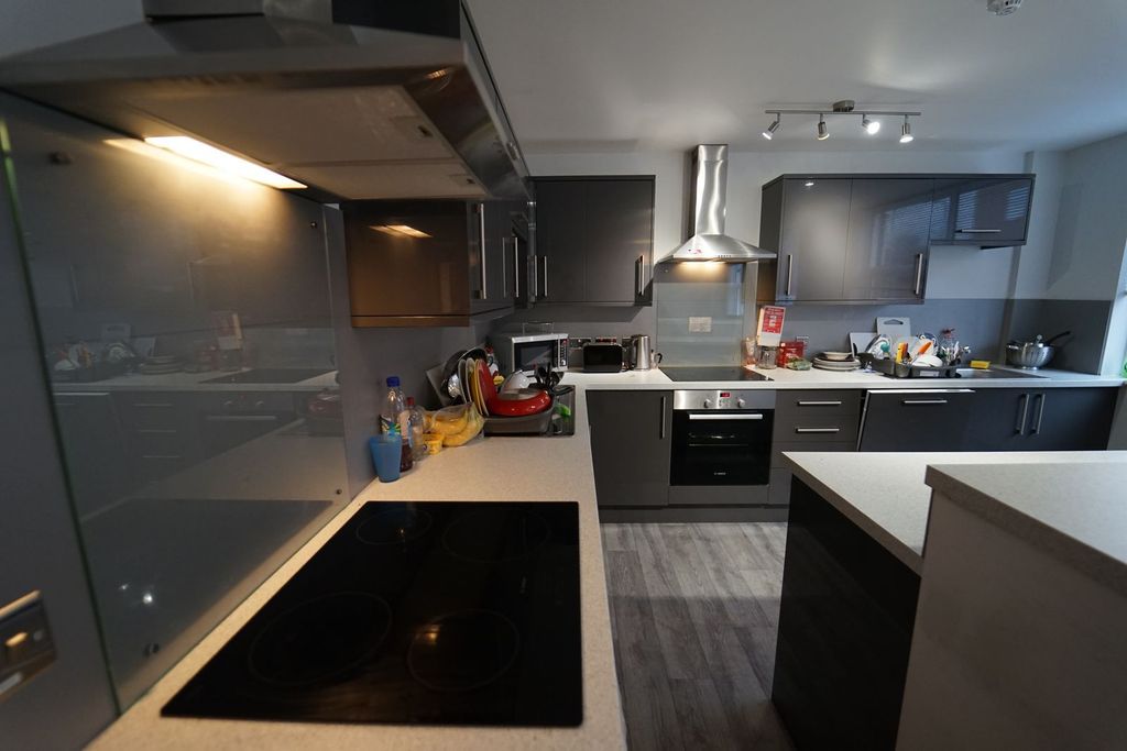 Property photo 3 of 8 Kitchen