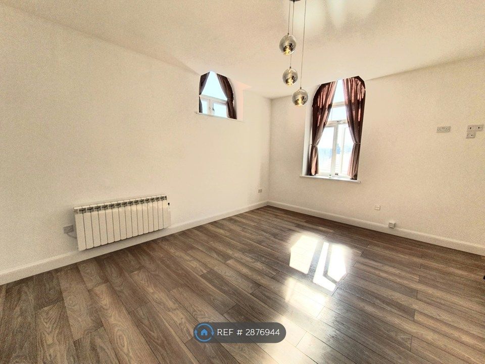 Property photo 3 of 12 Large Lounge With High Ceilings