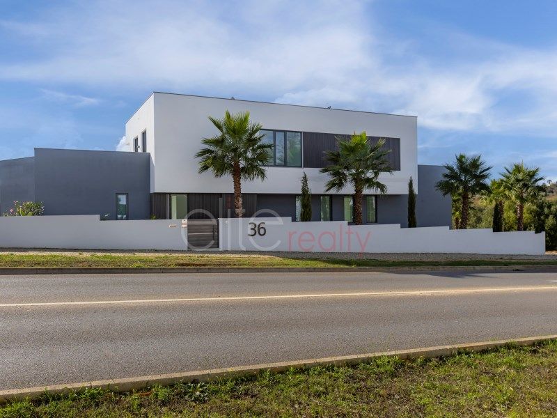 Property photo 3 of 39