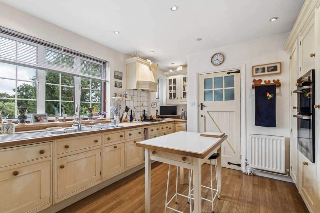 Property photo 3 of 18 Kitchen/B'fast Room