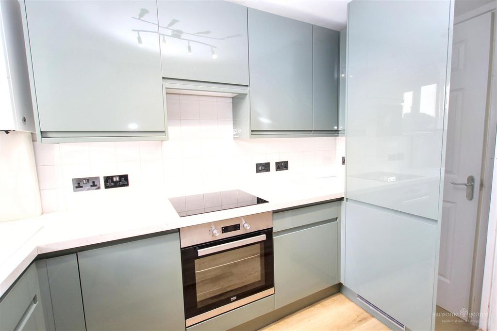 Property photo 3 of 10 Kitchen