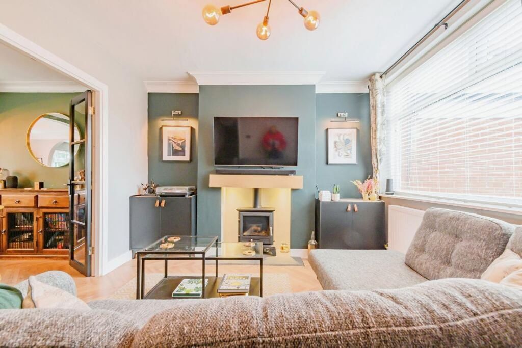 Property photo 1 of 16 Lounge