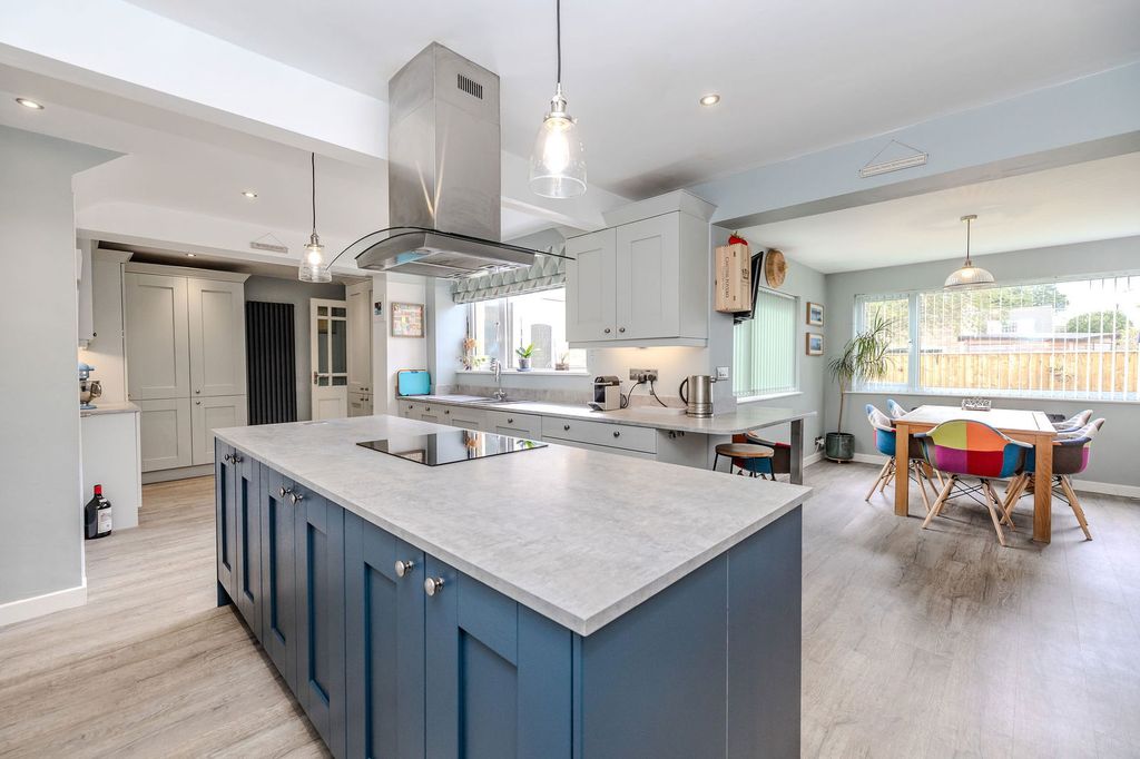 Property photo 2 of 32