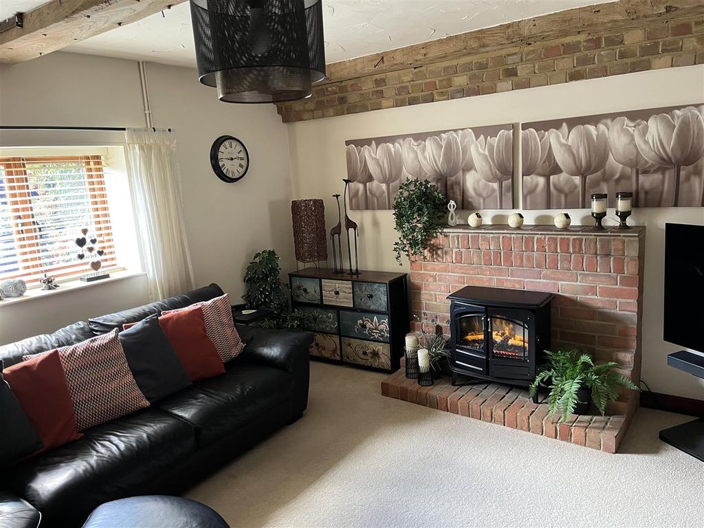 Property photo 3 of 40 Lounge