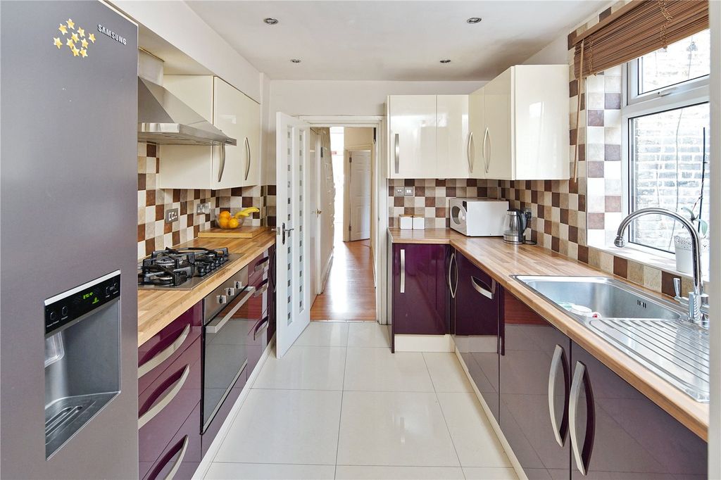 Property photo 2 of 10 Kitchen