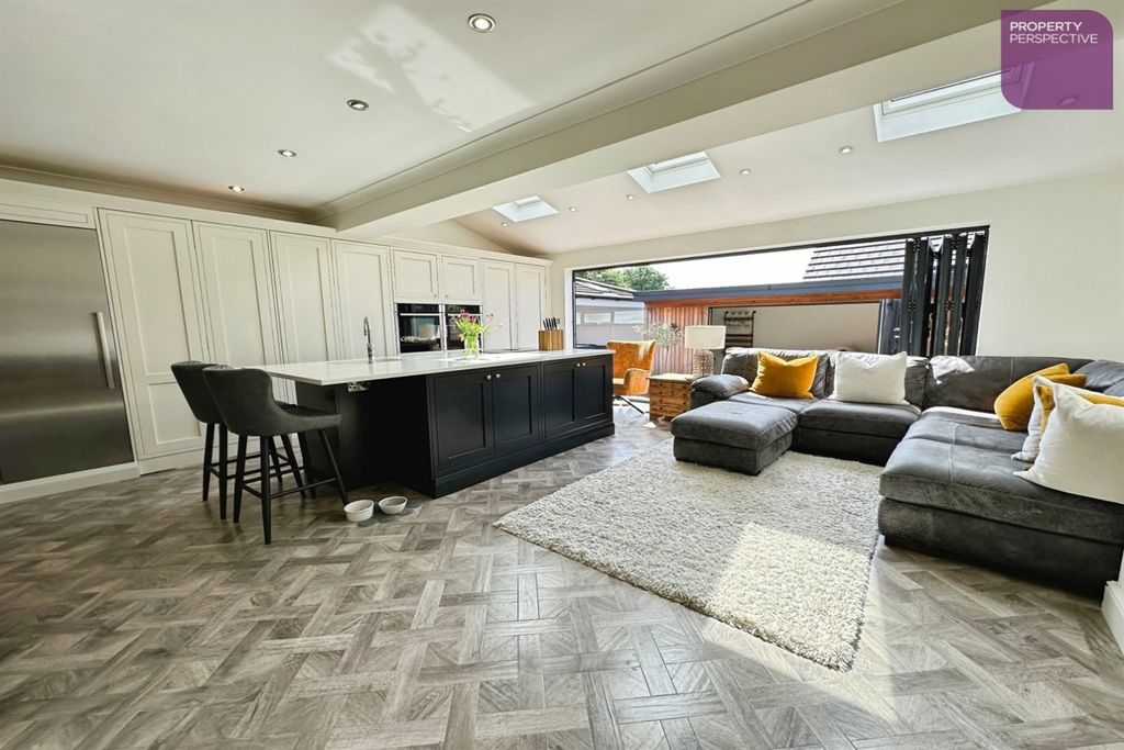 Property photo 3 of 19 Kitchen/Dining Area