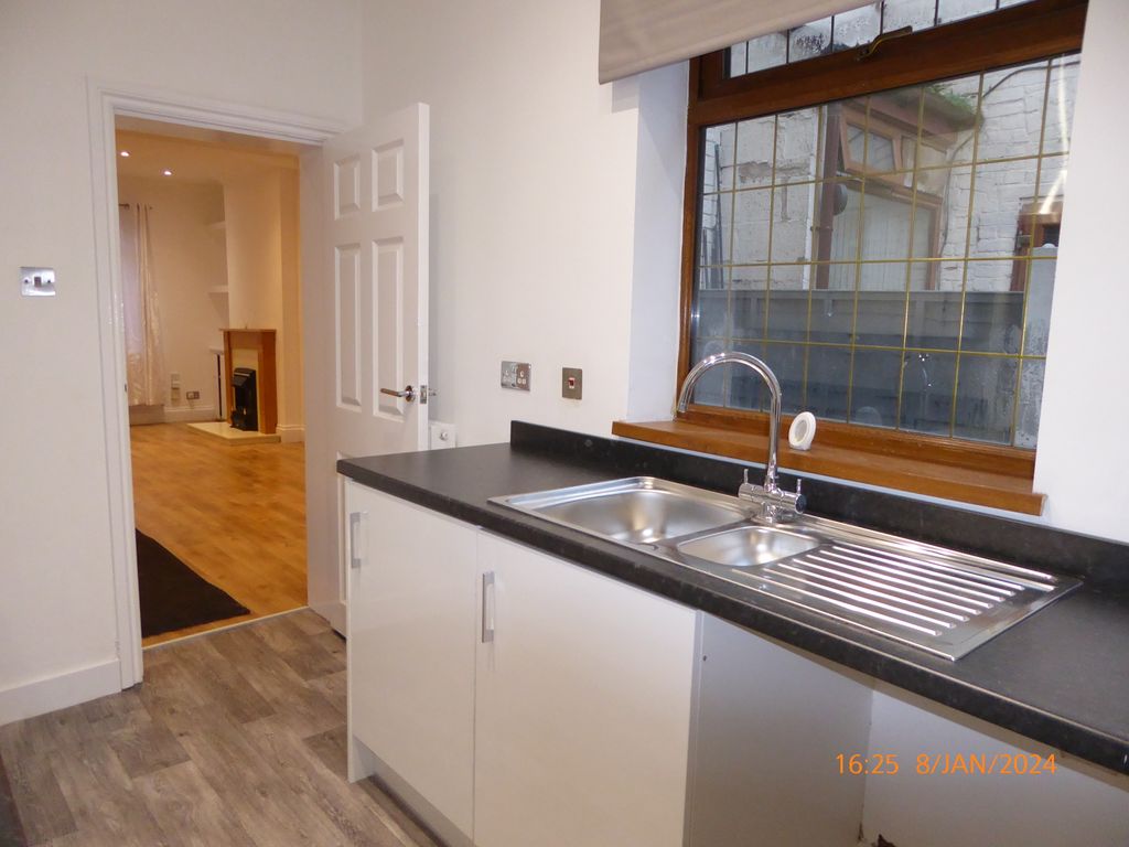 Property photo 2 of 9 Kitchen