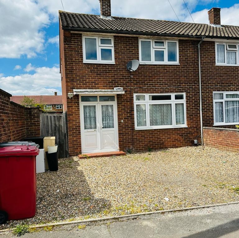 Property photo 1 of 1 3 Bed Semi-Detached House To Rent Calbroke Road, Slough Sl2