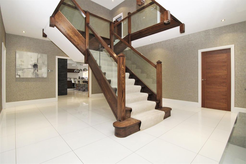 Property photo 3 of 25 Entrance Hallway