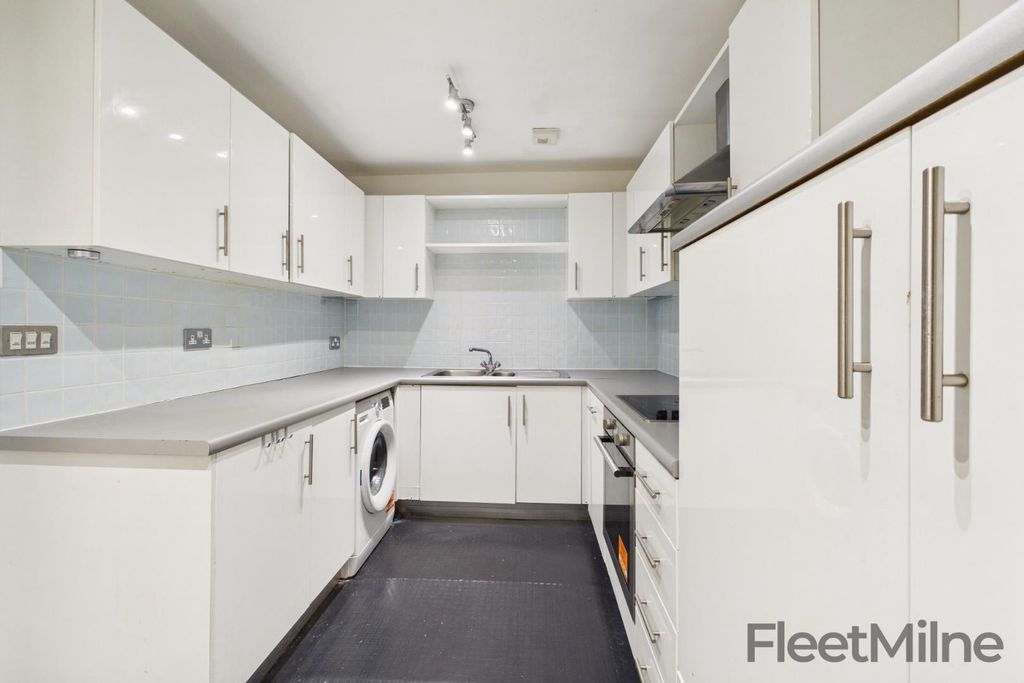 Property photo 3 of 17 Kitchen