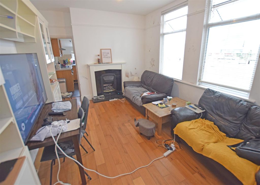 Property photo 2 of 11 Lounge.Jpg