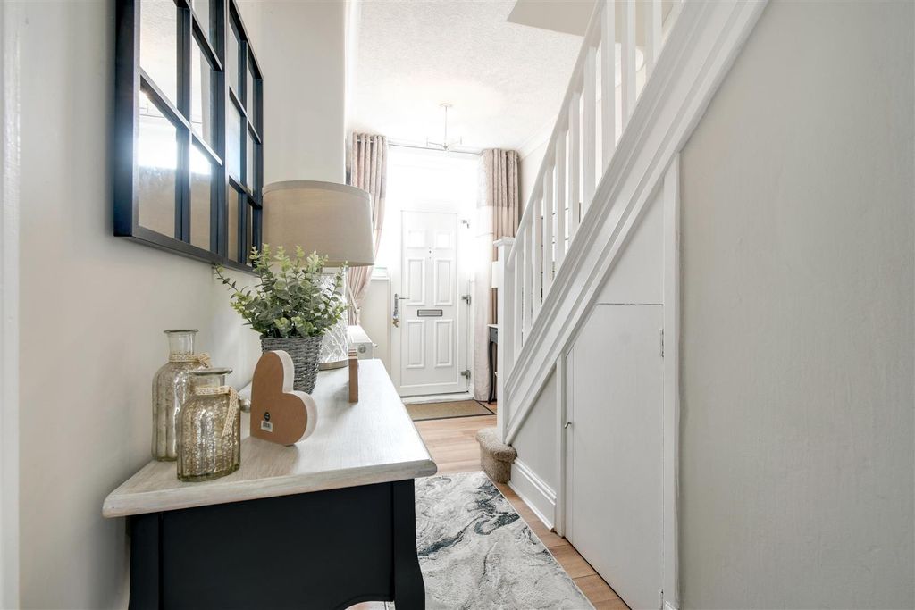 Property photo 3 of 23 Entrance Hallway