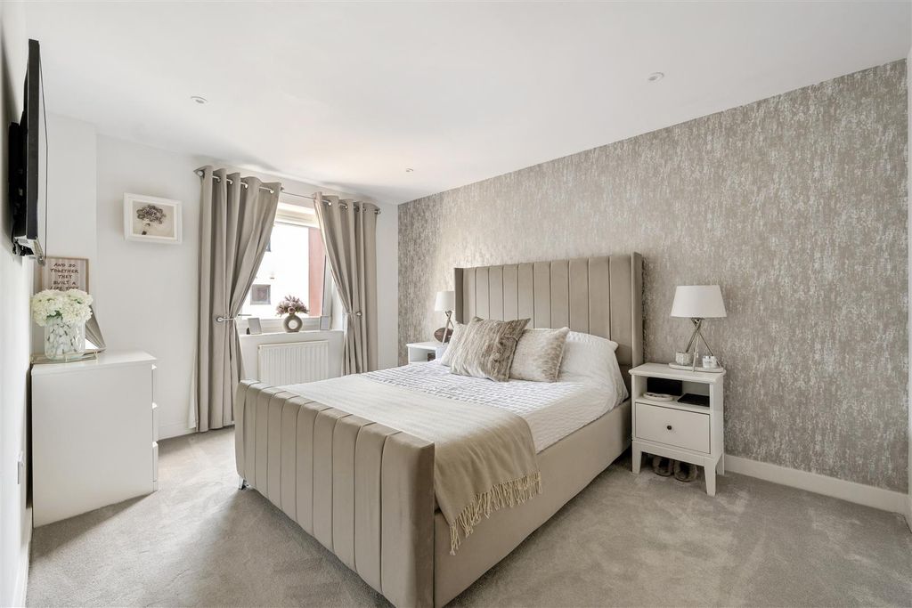 Property photo 3 of 18 Shingly Place, E4