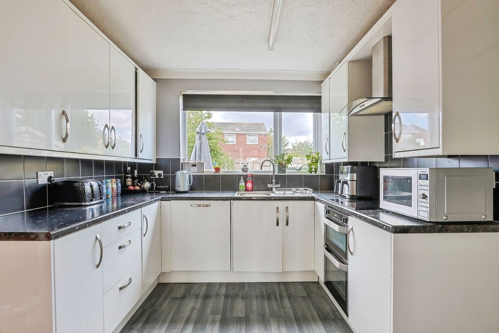 Property photo 2 of 17 Kitchen