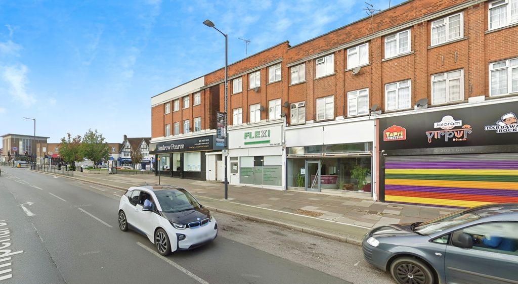 Property photo 1 of 10 One Bedroom 1st Floor Flat Above A Shop