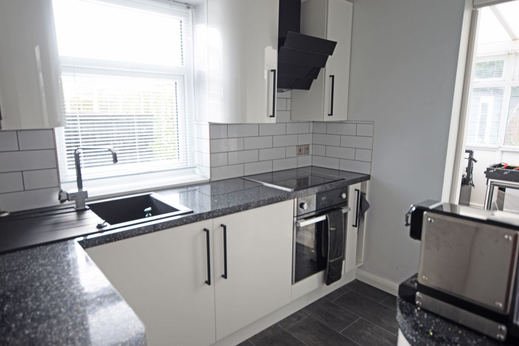 Property photo 3 of 12 Kitchen