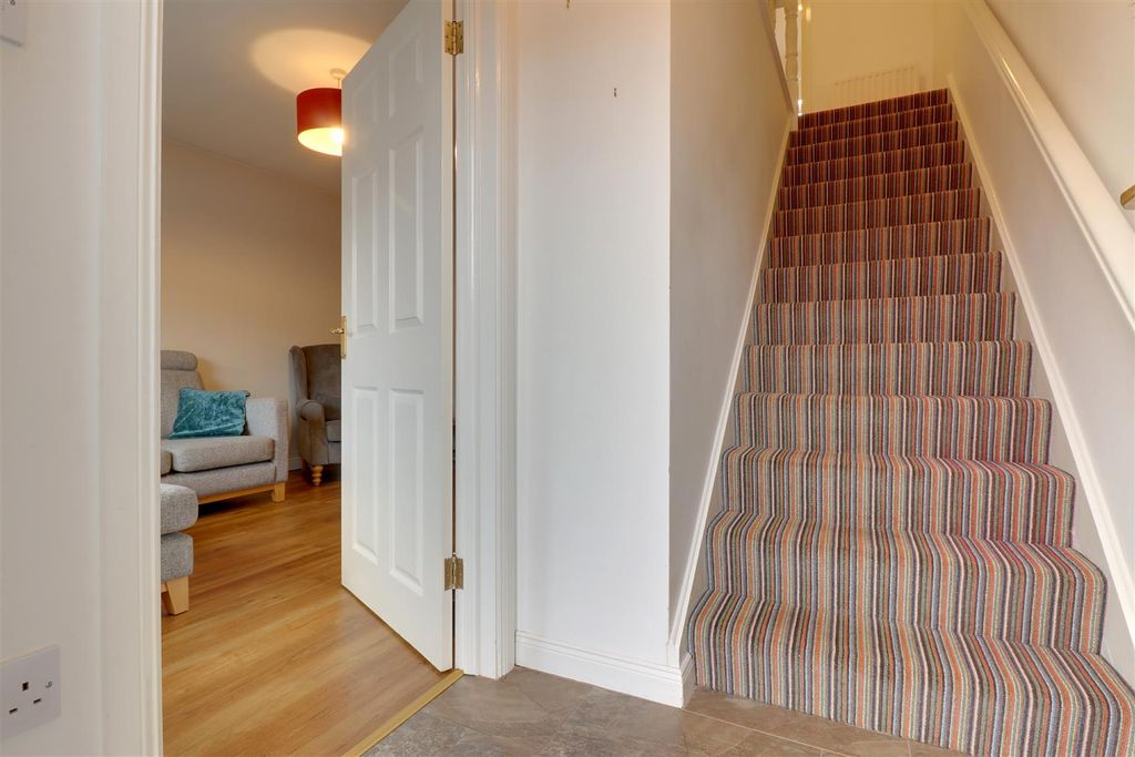 Property photo 2 of 18 Entrance Hall