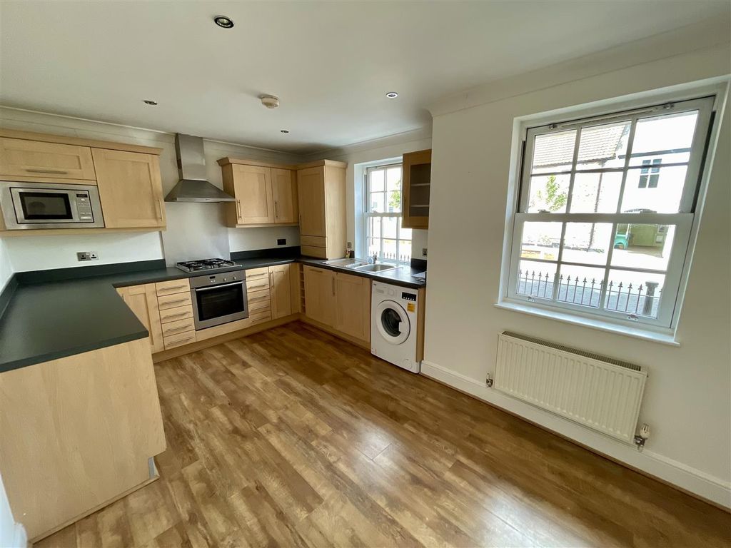 Property photo 3 of 8 Kitchen