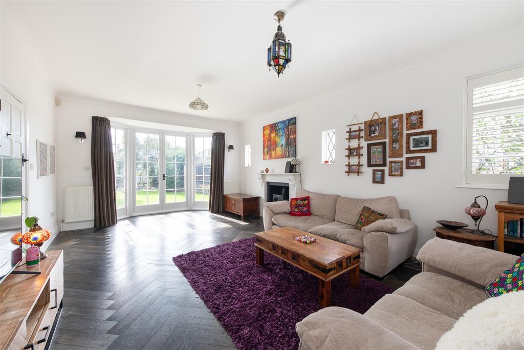 Property photo 3 of 31 The Close 11.Jpg