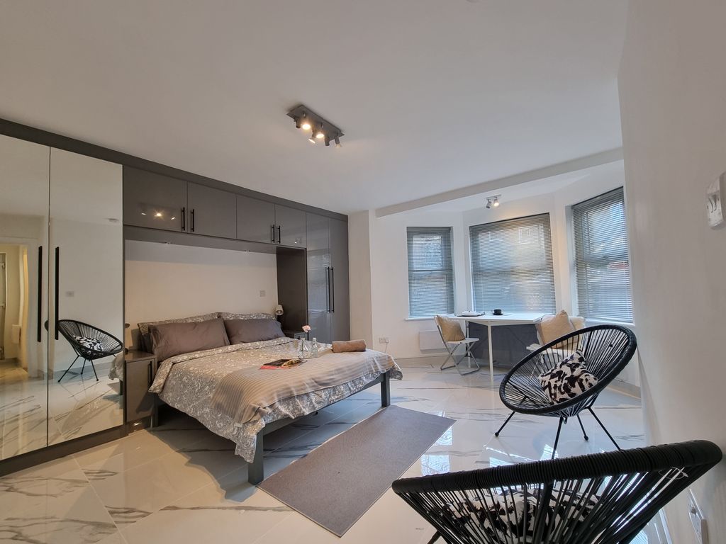 Property photo 1 of 5 Windsor Road, W5
