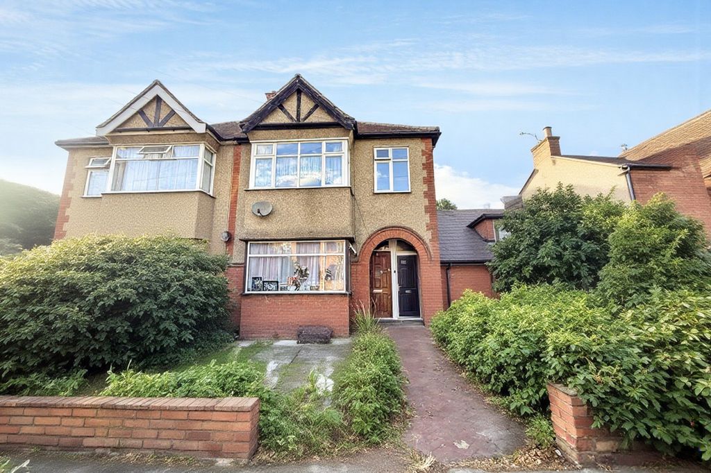Property photo 1 of 12 6A St Edwards Way, Romford, Rm1 4Dd