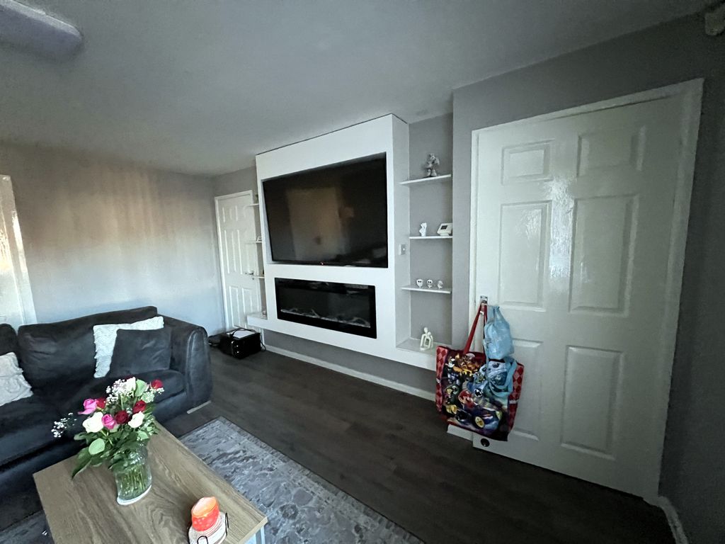 Property photo 3 of 14 Lounge 1