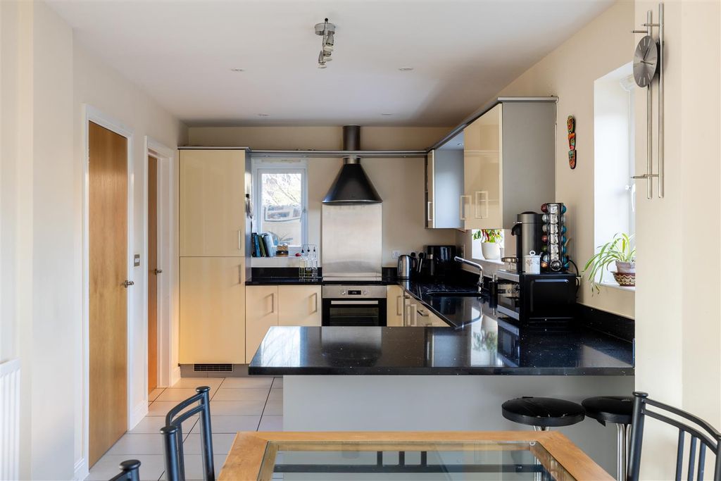 Property photo 2 of 28