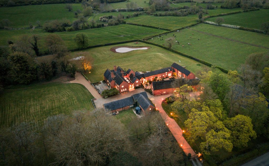 Property photo 2 of 38 Aston Hall