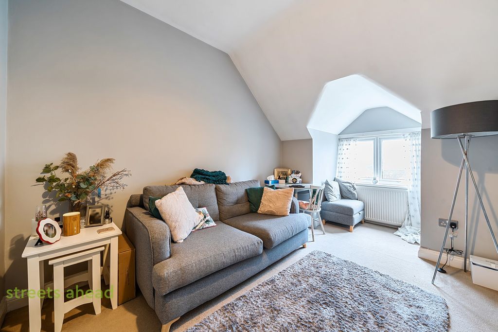 Property photo 2 of 10 49050B8F-A97c-4E3...