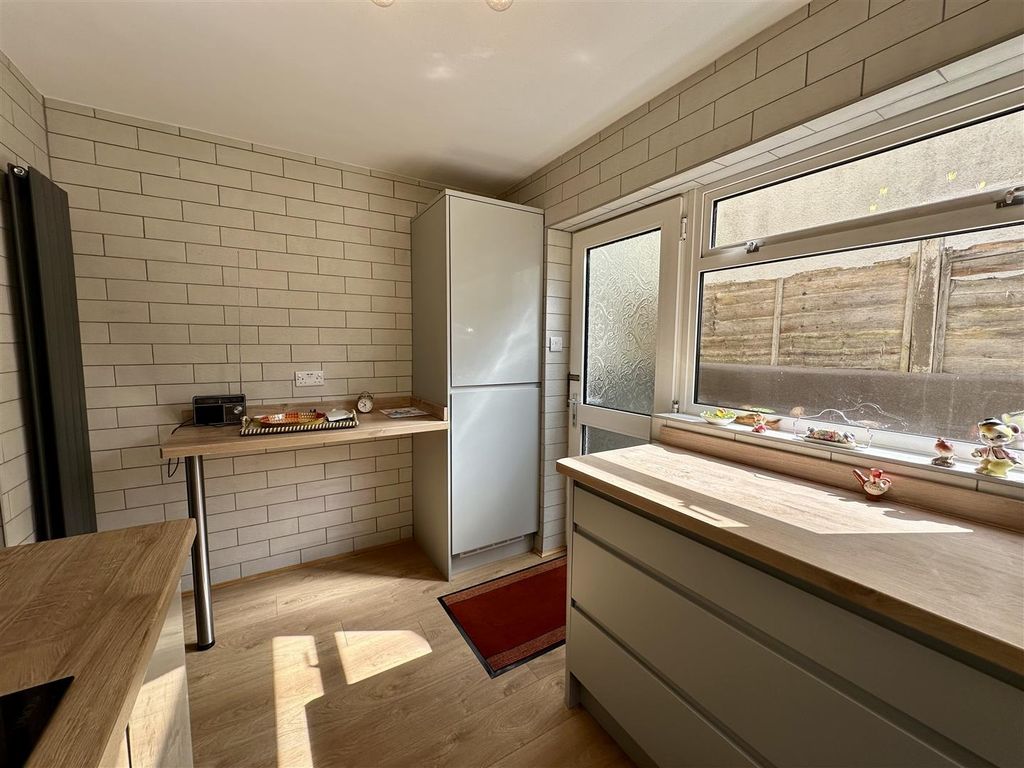 Property photo 3 of 16 Kitchen