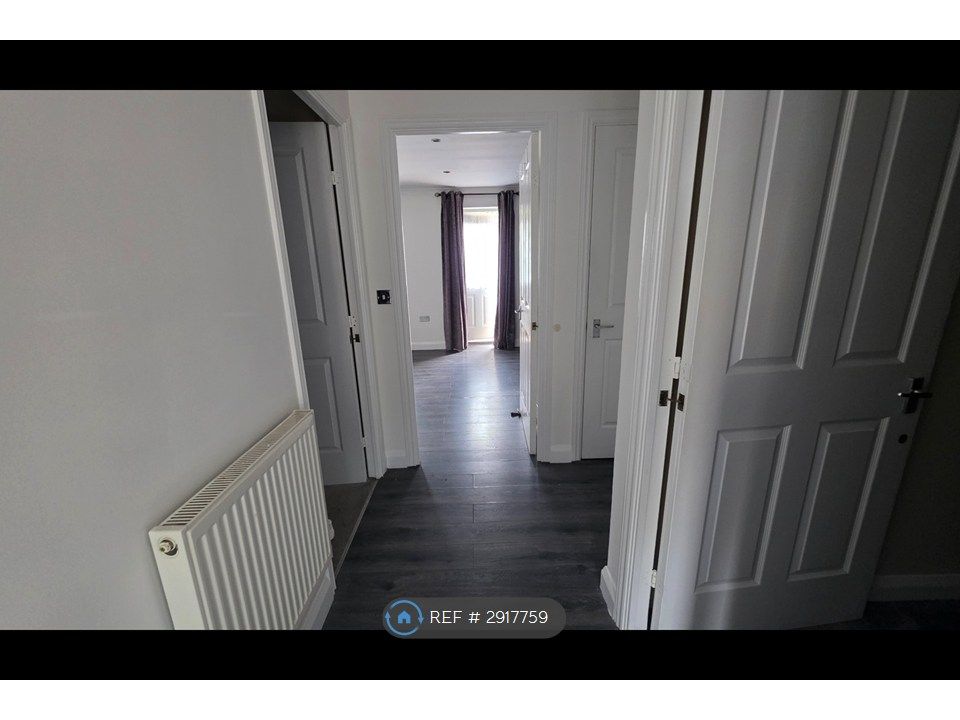 Property photo 2 of 8 Hallway