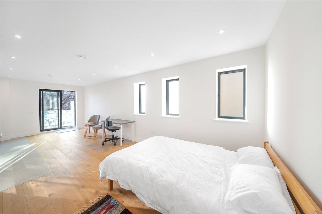 Property photo 2 of 8 Picture No. 11