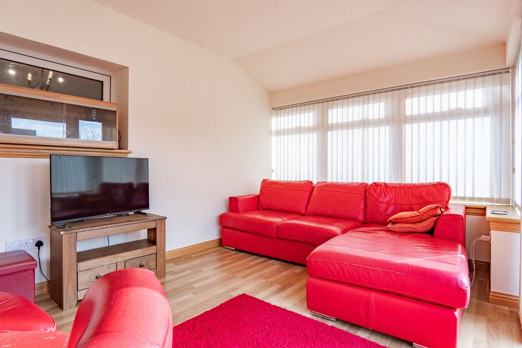 Property photo 3 of 32